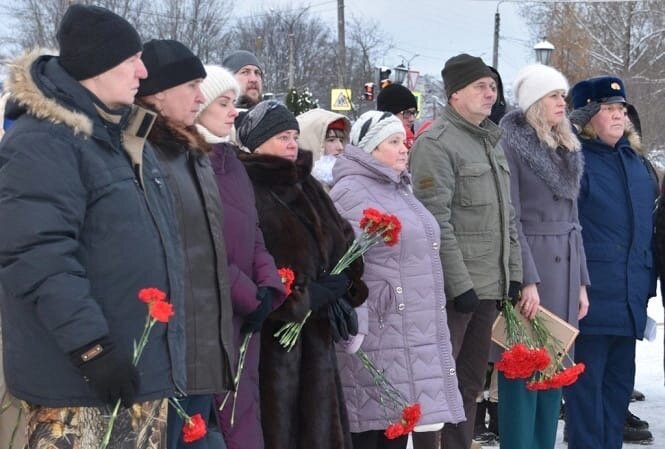 Родственники и представители власти Тверской области на церемонии прощания