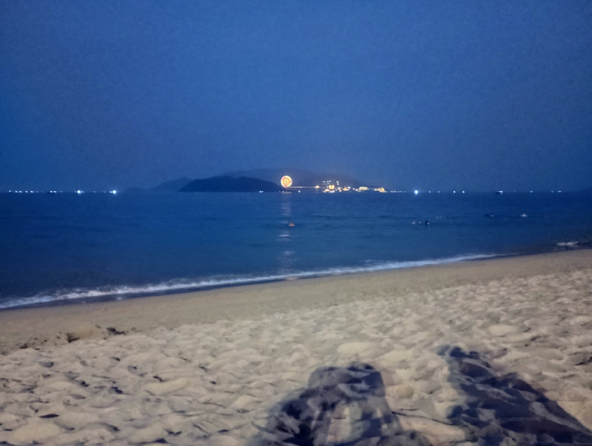 Вечером хорошо посидеть на песке и подумать.