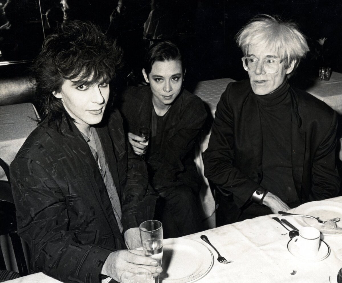 Слева направо: Ник Роудс, Тина Чоу (вторая жена Майкла Чоу) и Энди Уорхол в Mr. Chow на Манхеттене. Фотограф: Рон Галелла.