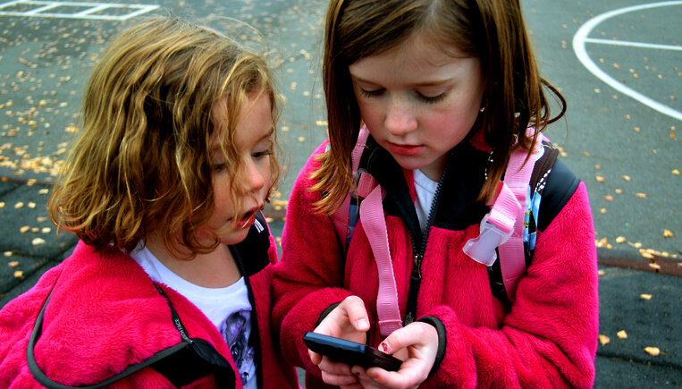 Интернет‑зависимость: как помочь «зависающему» в соцсетях ребенку