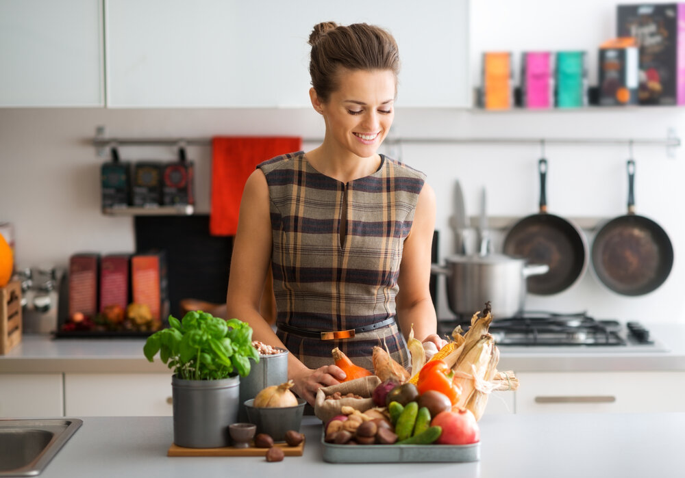 Beautiful cooking. Женщина на кухне. Фотосессия на кухне нутрициолог. Люди на кухне. Женщина готовит овощи.