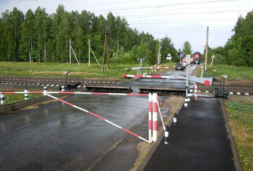 Пересечение железнодорожных путей с дорогой. Железнодорожный переезд. Шлагбаум переездной. Регулируемый Железнодорожный переезд. ЖД переезд.