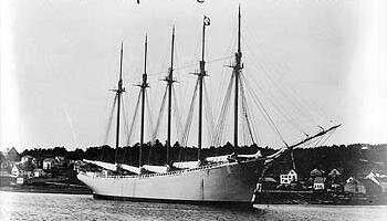 Мистические явления часто происходят в океане. О «летучих голландцах» рассказывают уже несколько веков. Не все истории, естественно, достоверны. Но есть и задокументированные факты. Так, интересная и загадочная судьба постигла экипаж шхуны с названием "Кэрролл А. Диринг". Ее обнаружили в самый последний день 1921 года. Так как она производила впечатление корабля, терпящего бедствие, то к ней отправились спасатели. Их изумление, смешанное с ужасом, просто невозможно передать. На шхуне не было ни одного человека. Но и признаки бедствия или катастрофы также отсутствовали. Все выглядело так, будто люди исчезли внезапно, не успев понять, что произошло. Просто испарились. С собой они унесли личные вещи и судовой журнал, хотя оставили на месте приготовленную пищу. Объяснений данному факту так и не нашли.