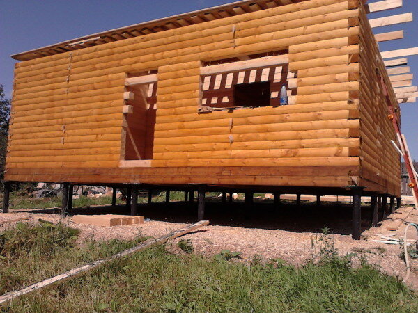  На фото сваи под деревянный дом