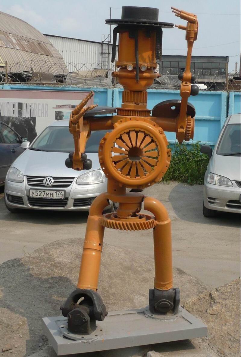 Памятник напоминает ортодоксального еврея.
