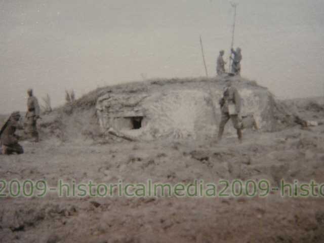2.1. и 2.2. пара фотографий одного и того же сооружения с характерными следами штурма. Не исключено что фотографии этого сооружения уже где-то мелькали. Фотографии замечательны тем что мы видим переоборудование нашей огневой точки в ПУ. Немцы устанавливают антенны и стереотрубу.