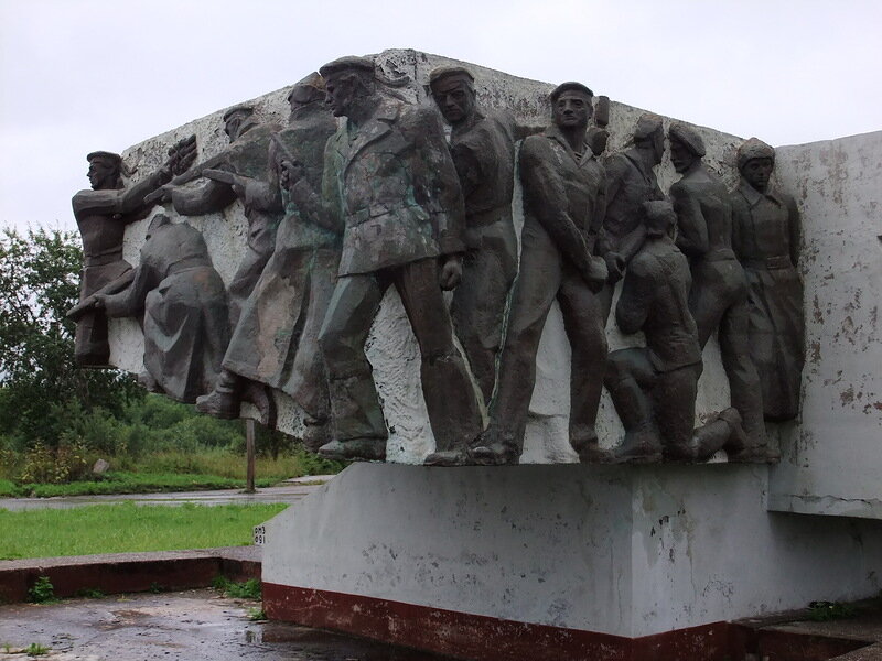 Станция монумент. Памятник бронепоезду 2 в Березниках. Памятник бойцам бронепоезда Березники. Памятник бронепоезду в Березниках. Памятник металлургам Березники.