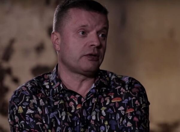 кадр из выпуска шоу "Вдудь"