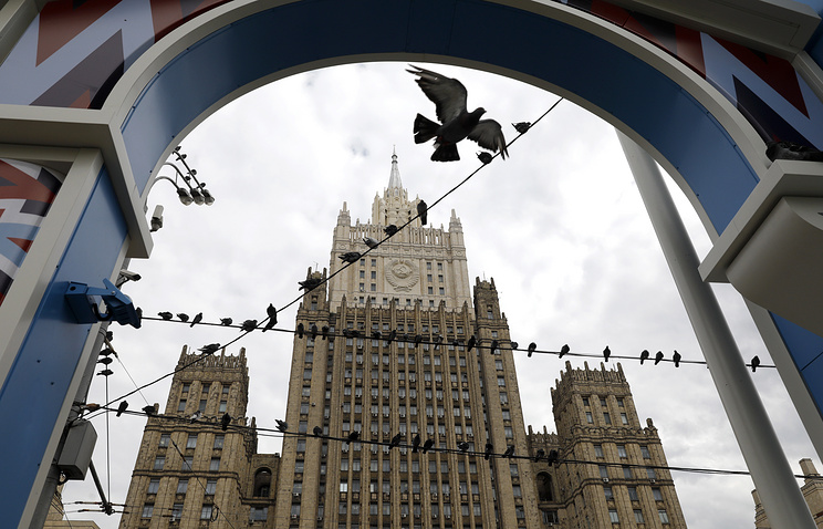 Здание российского МИД и дипломаты на проводах