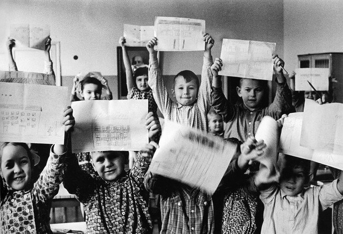 Дети показывают рисунки. Один из детских садов. 1949 год.