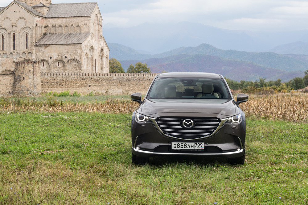 Полностью  светодиодные фары доступны уже в базовой комплектации, а вот рейлингов  на крыше и панорамного люка нет даже за доплату. На версии для рынка США  есть и то, и другое.   