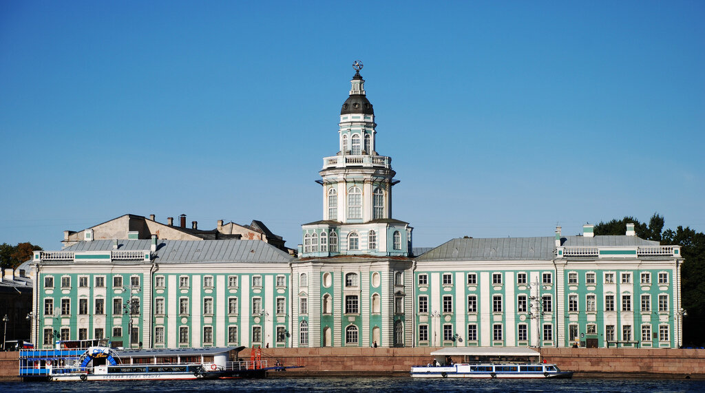 В каком городе был открыт музей кунсткамера