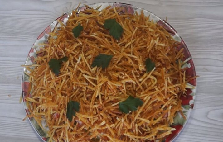 салат с картофельной соломкой. салат с жареным картофелем. салат соломка. салат с курицей и жареной картошкой соломкой. салат муравейник с картофельной соломкой.