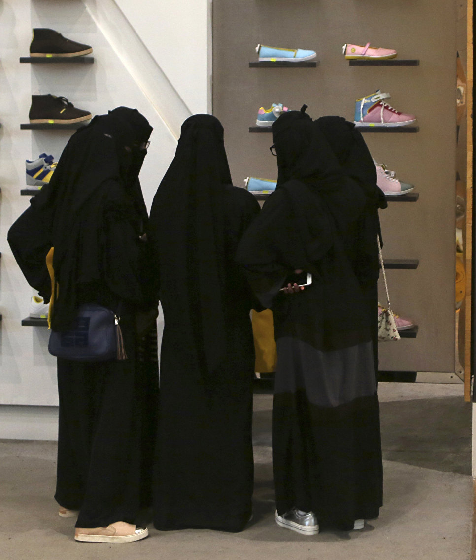 Женщины в торговом центре в столице Саудовской Аравии Эр-Рияде 