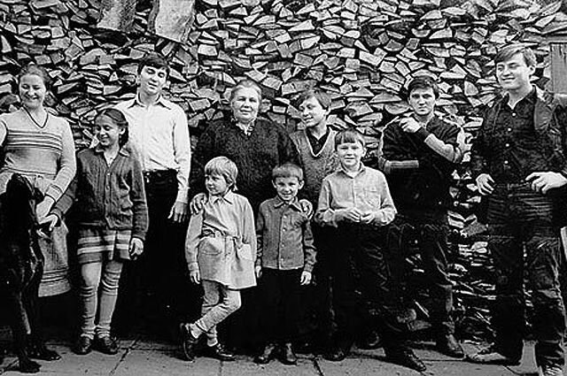 Слева направо: Ольга, Татьяна, Дмитрий, Нинель Сергеевна держит за плечи Ульяну и Сергея, Александр, Михаил, Олег и Василий. Отсутствуют Игорь, который в этот момент держит фотокамеру, и Людмила. 1985 год. 