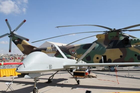 Иорданские CH-4B ( производитель – Китай) и размещенный рядом вертолет сверхтяжелого класса Ми-26 Halo (производитель – Россия). С новой смягченной экспортной политикой Трампа, США надеется доминировать во всех странах, где Китай и Россия имеют сильные позиции. (Фото Джен Джадсон).