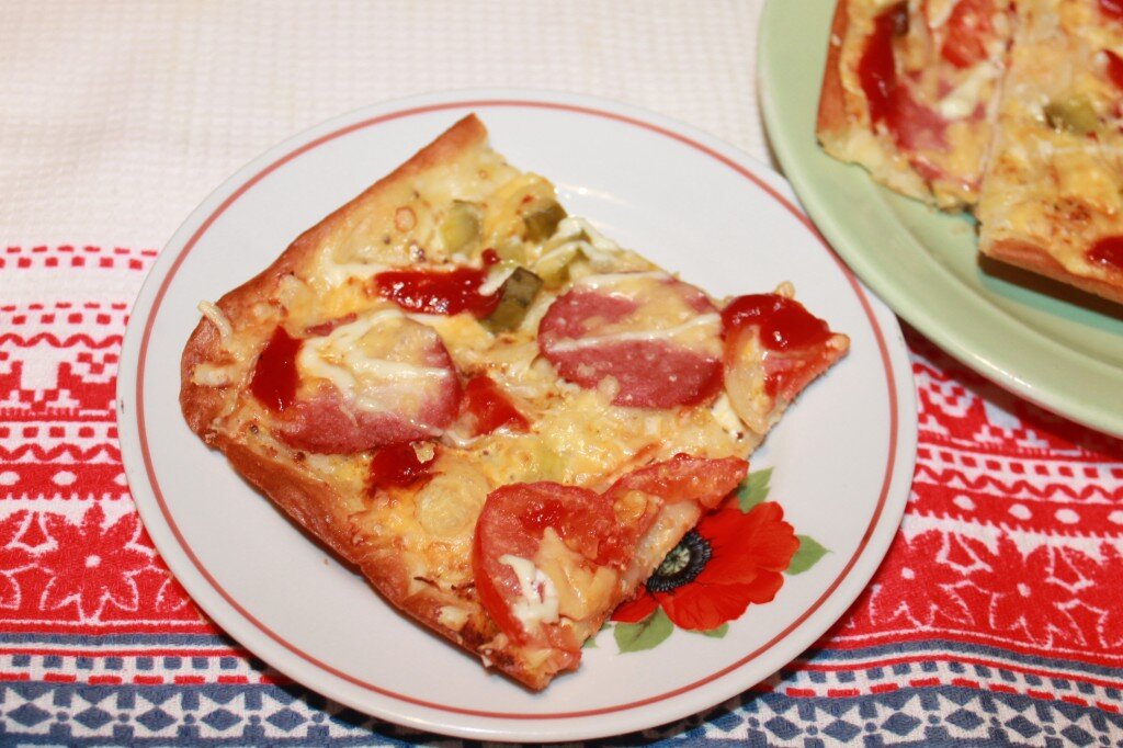 Пицца маленькие дома из дрожжевого. Тесто для пиццы дрожжевое. Сколько запекать дрожжевую пиццу. Пицца на дрожжах в духовке. Сколько запекать дрожжевую пиццу.