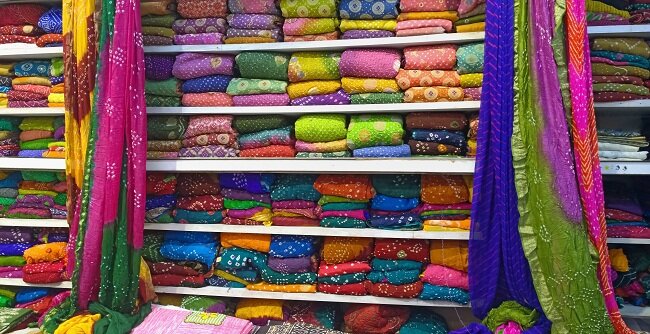 Colouful платье бандхани или saree делает для идеального традиционного костюма Gujarati