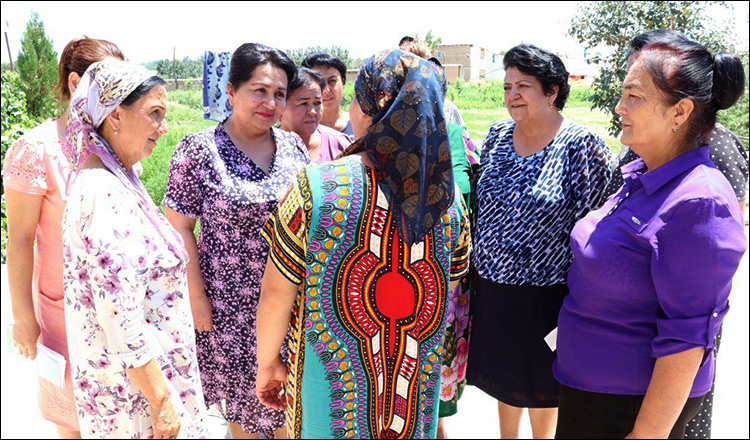 Вице-премьер Танзила Нарбаева (вторая слева) беседует с пострадавшей каттакурганкой. Фото Daryo.uz
