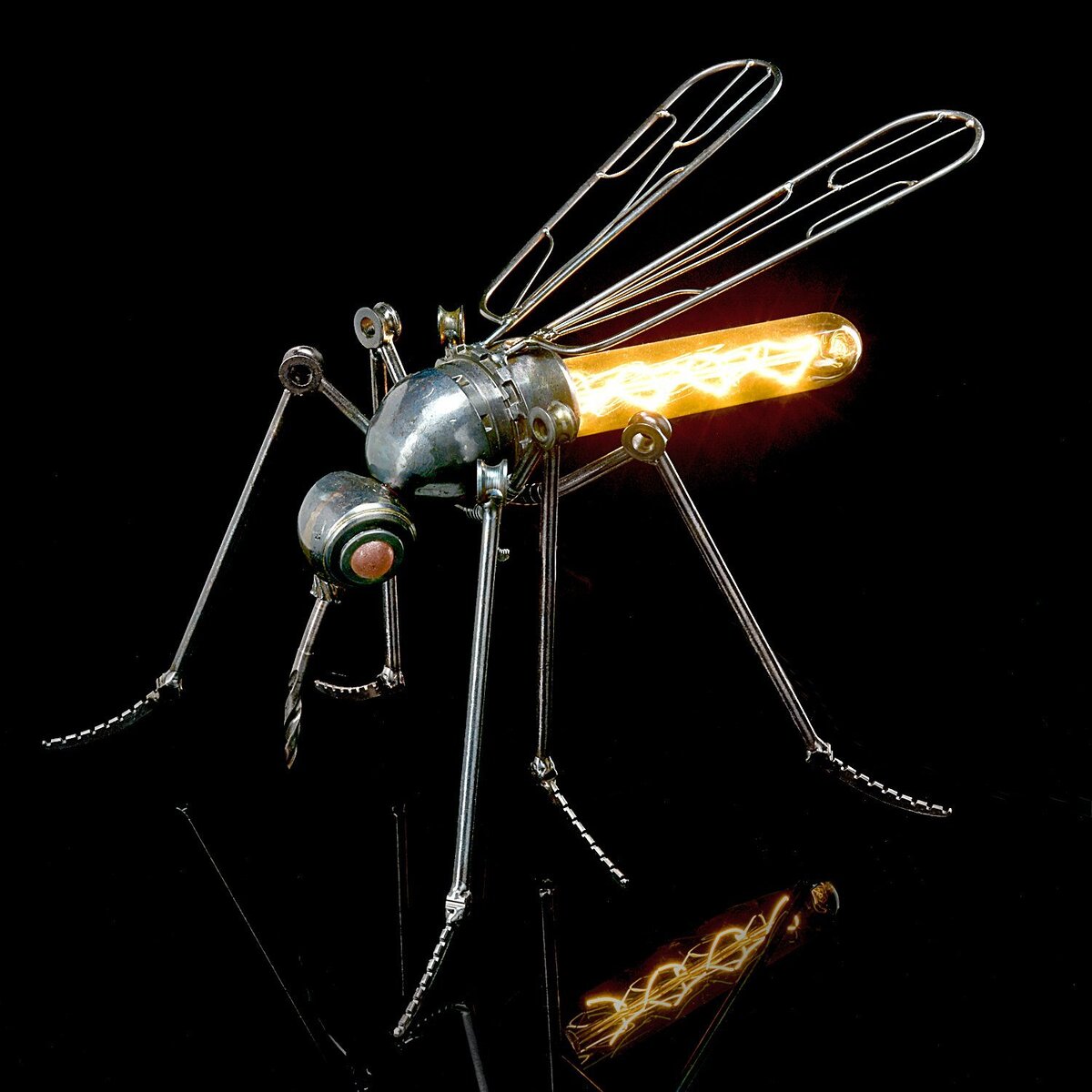 Работает от 220. Брюхо светится в темноте