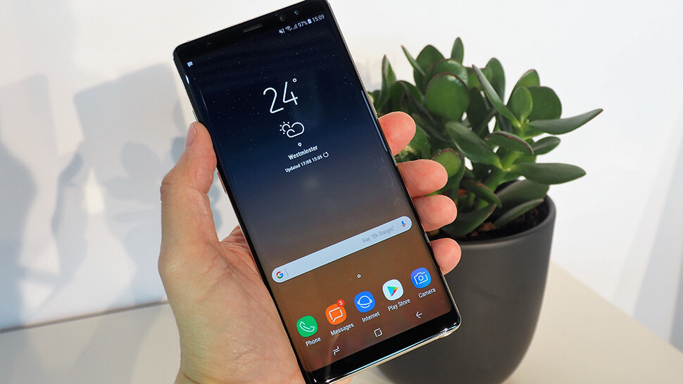 Буквально недавно стало известно, что очередная новинка от Samsung, Galaxy Note 9, имеет в себе несколько массовых дефектов,незаметных при покупке. Один из них - боковая рамка, пропускающая свет ночью.