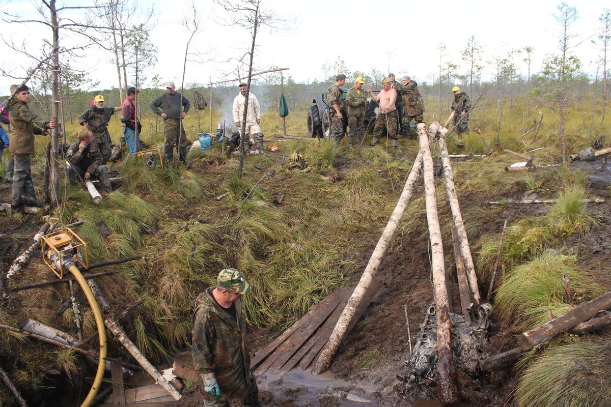 Рыцаря достали из болота. Военные находки в болоте. Останки летчика в болоте. Сталинец-65 трактор. Металлоискатель болото.