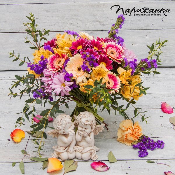 Романтический букет из гербер, хризантем и альстромерий на коротких стеблях будет долго радовать взгляд! 
