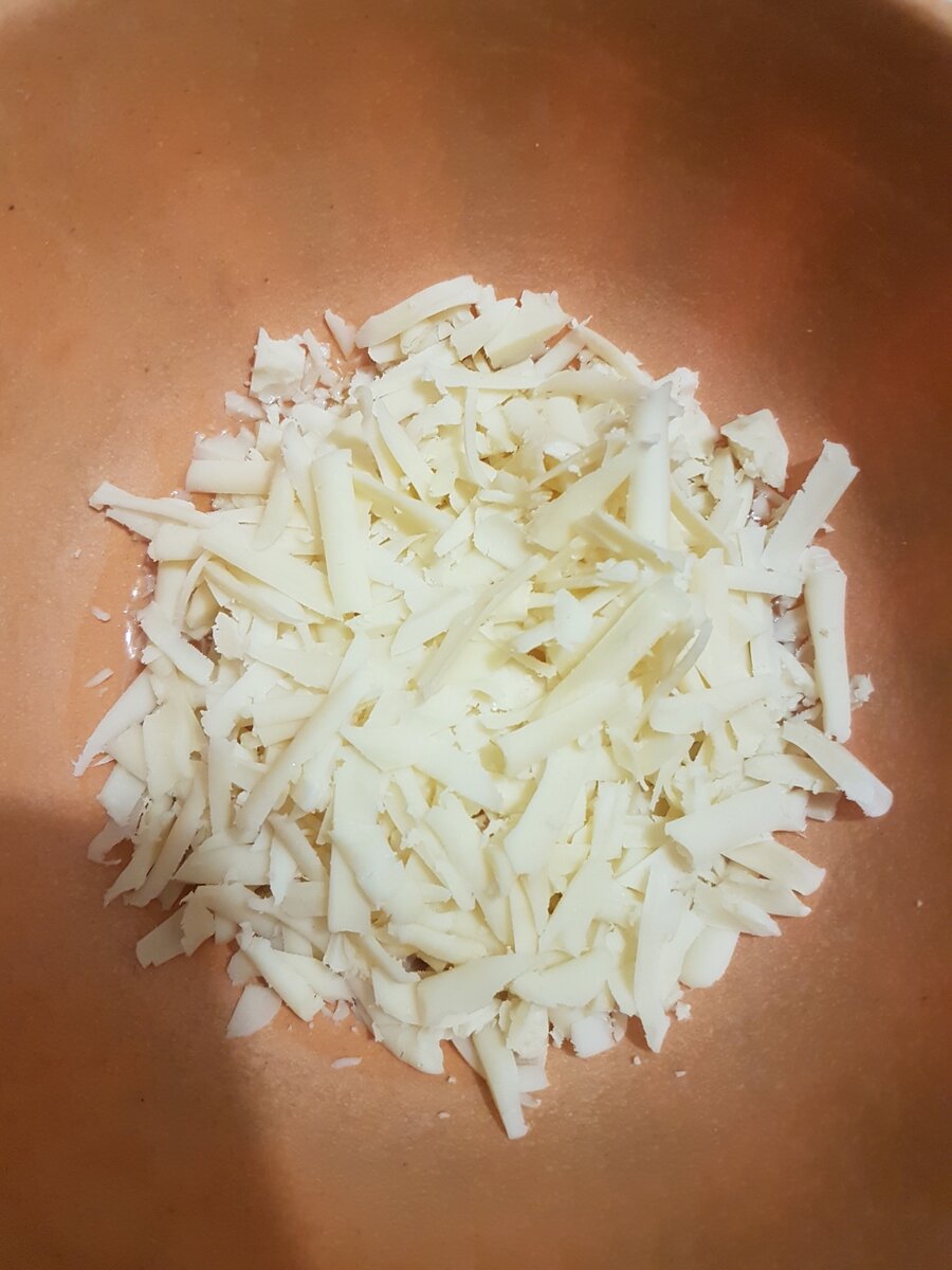 Натереть сыр на крупной терке. Добавить яйцо 