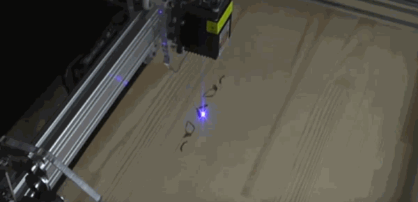 Работает лазерный станок