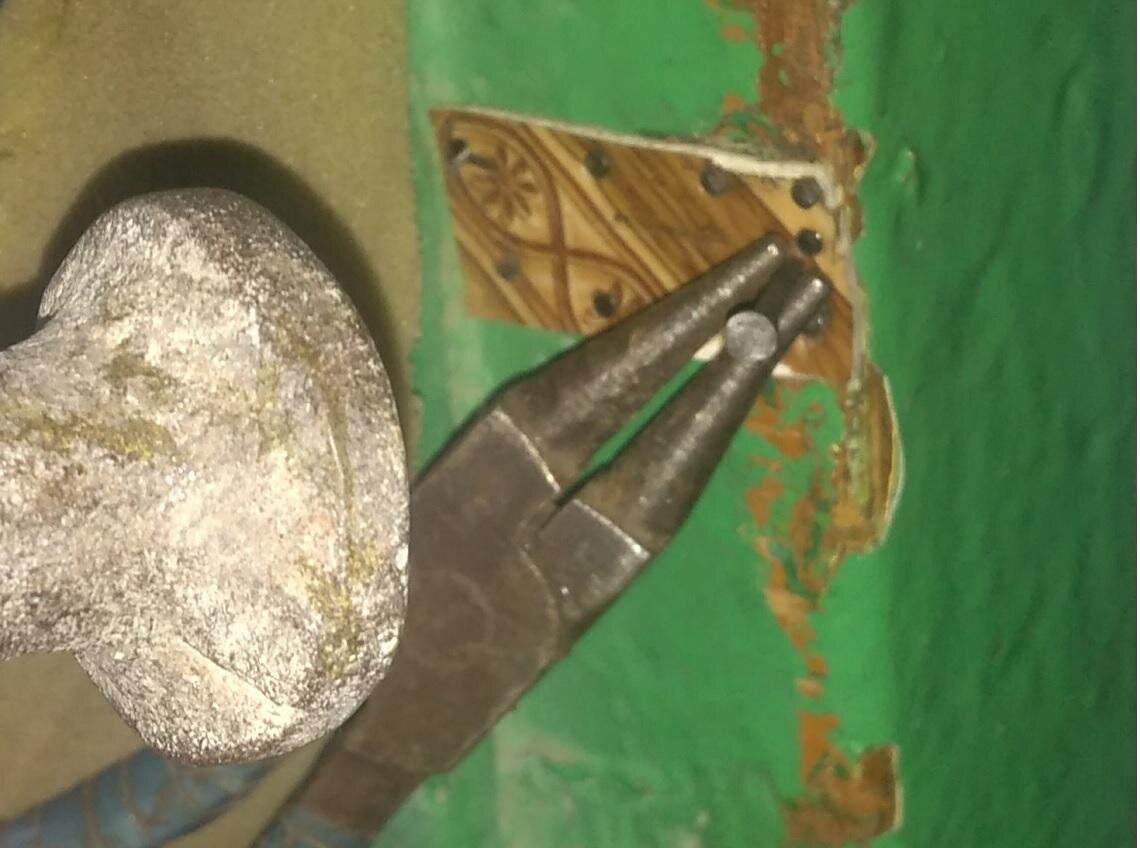 Процесс прибивания набивки