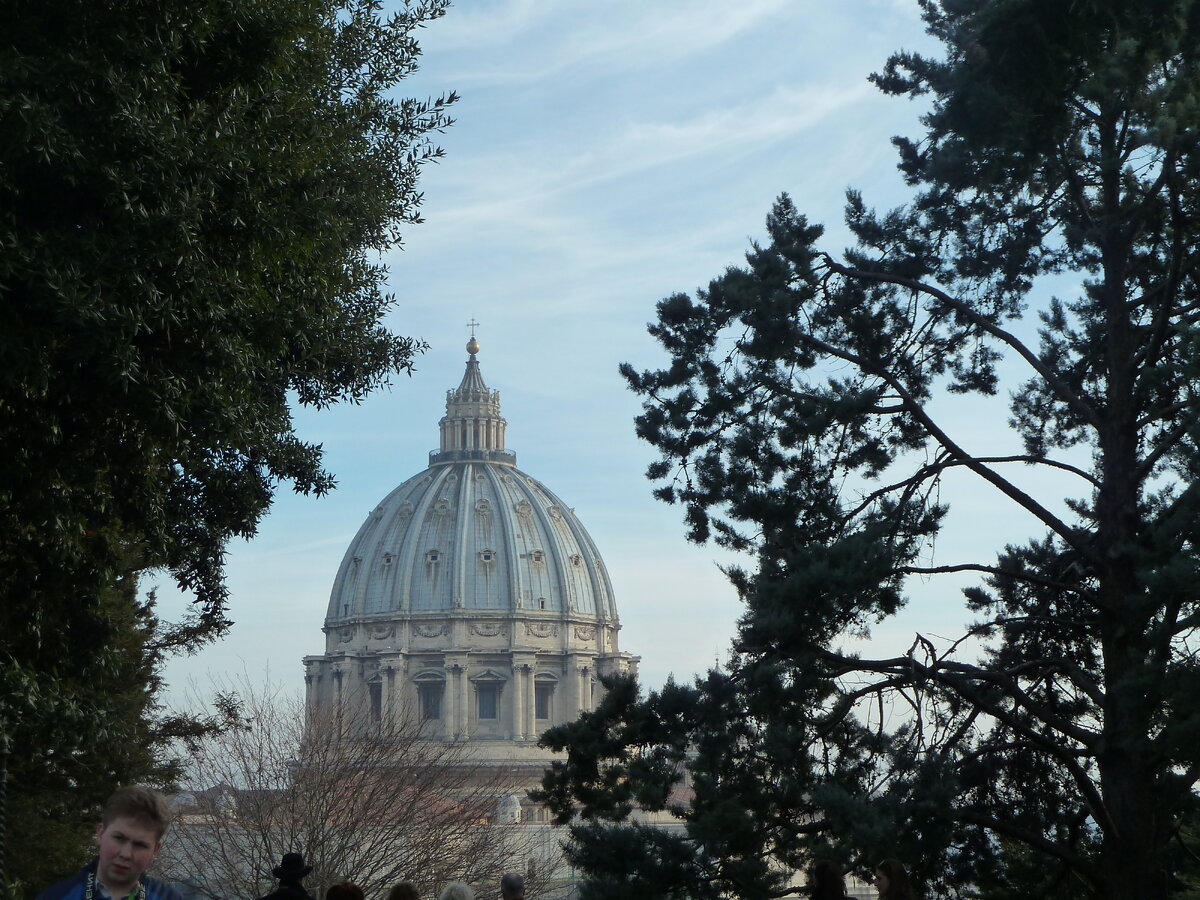 Лучший вид на купол собора Святого Петра — из другого государства. То есть из Ватикана.