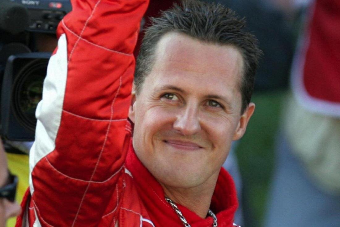   Михаэль Шумахер был и остается лучшим гонщиком "Формулы-1" всех времен. Однако легендарный спортсмен 5 лет назад пережил травму, которая изменила всю его жизнь. Где же он сейчас?-2