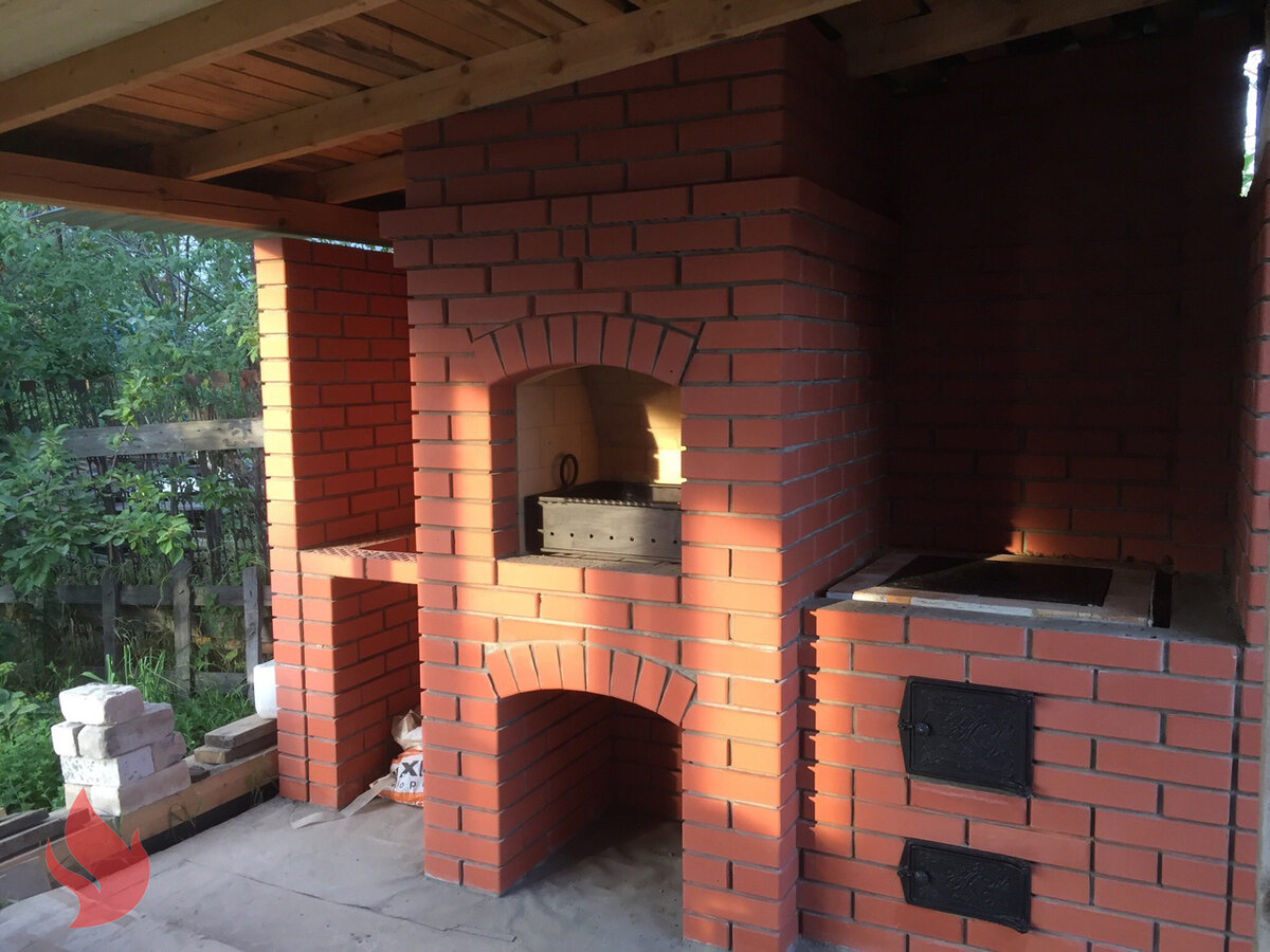 Печь для казана и столешница расположены по разные стороны от мангала, что не очень удобно во время готовки.