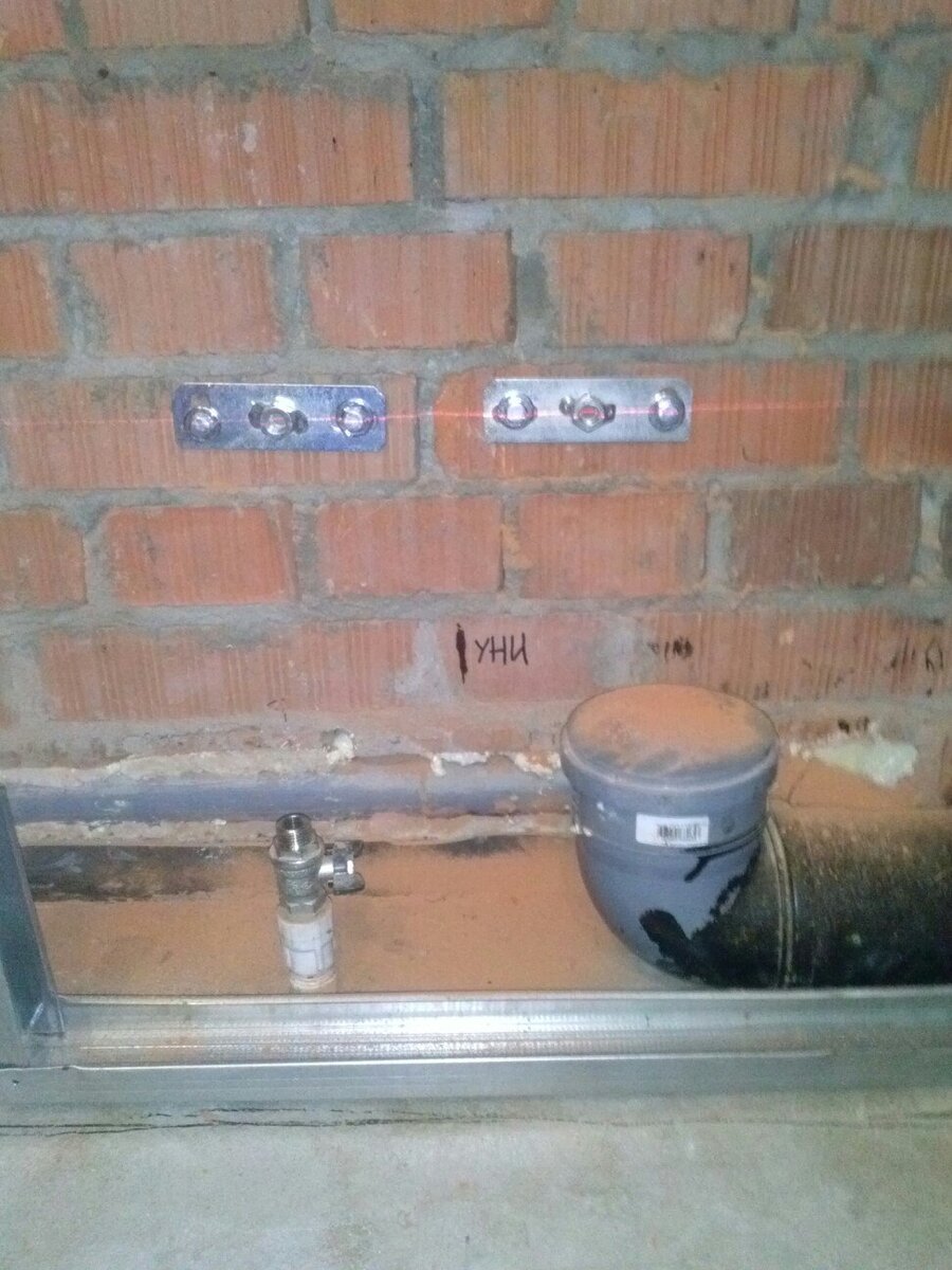 Крепеж инсталляции выставляем по уровню, намечаем отверстия, сверлим, запиваем....