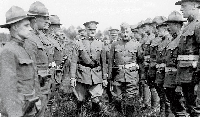 Модели 1917-х годов были широко использованы во время Первой Мировой войны в качестве заменяющего стандарта к модели Кольт 1911 года. Здесь Генерал Джон Дж. осматривает военных полицейских, вооруженных револьверами.