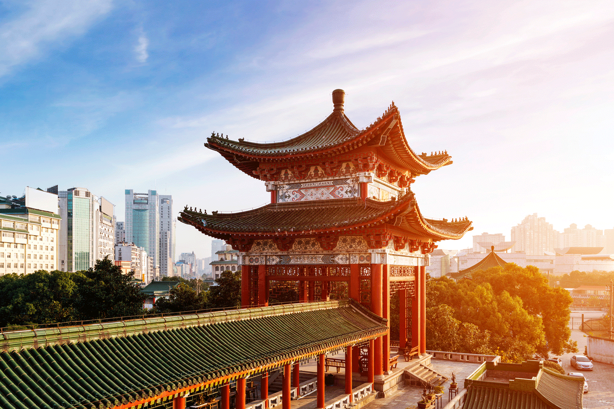 Кытайдагы 1500дөй кыргыз жашаган Кайыз айылында 300 киши камакка алынганы кабарланууда. "Эркин Азия" радиосу бул тууралуу 13-ноябрда кызылсуулук кыргыздын маалыматына таянуу менен кабарлады. 
Ал арада "Твиттерде" Шинжаң-уйгур автоном районунда камалгандардын арасында кытайлык кыргыз окумуштуулары да бар экени тууралуу маалымат тарады. Кытайда туугандары четинен камалып, расмий Бээжин "тарбиялоочу лагерь" деп атаган жайларда отурганын Кыргызстандагы кытайлык кайрылмандар да айтып жүрүшөт. Алар бул жайлар лагерь эмей эле, кармалгандарды кыйнаган түрмө экенин белгилеп жатышат.

Кытайдын Кызыл-Суу кыргыз автоном округунун Актоо ооданындагы Кайыз айылында жашаган 1500дөй кыргыздын 300ү камакка алынганын өткөн аптада "Эркин Азия" радиосу кабарлады. Аталган радио кайыздык кыргыз менен байланышканда ал адамдар негизсиз эле жапырт кармалып жатканын айтып берген. Шинжаңда Кытайдагы кыргыз окумуштуулары да кармалганы айтылууда. 17-ноябрда кыргызстандык активист Эдил Байсалов "интеллигенция өкүлдөрү кармалып жатат" деген тизмени "Твиттерге" жарыялады.