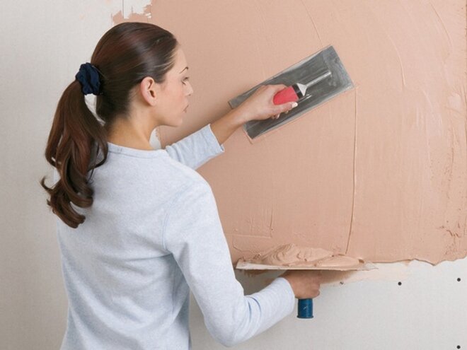 Можно ли клеить обои на водоэмульсионную краску: как приклеить на окрашенные стены, поклейка крашеных поверхностей