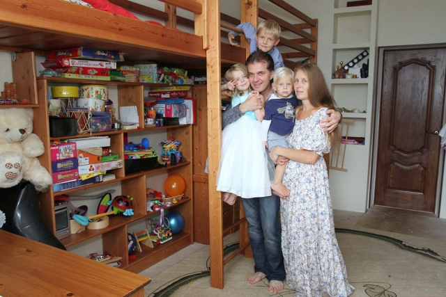 Олег Харитонов с женой и детьми (www.ampravda.ru)