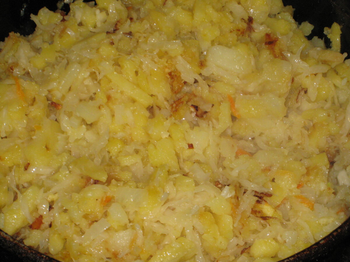 Жареная картошка с капустой на сковороде
