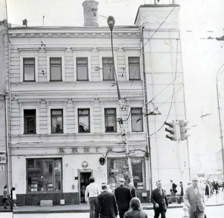 В 1976 году в начале Проспекта Мира (дом 2) был магазин «Книги»