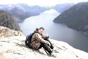Да-да! В прошлом году в Беларуси при содействии НОКа было создано Республиканское молодёжное общественное объединение «Белорусская федерация брейк-данса», которое с самого начала повело себя очень активно, заключив за год несколько спонсорских соглашений. Основной «электродвижущейся силой» федерации стал Александр Воинов, взваливший на себя далеко не только функции председателя. Итогом движения закономерно стал первый чемпионат страны, завершившийся 22 декабря в Минске.