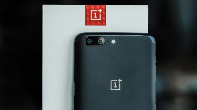  
В июне 2017 года вышел в свет новый китайский смартфон OnePlus 5. Он продолжает линейку, где предшествующей моделью был OnePlus 3. Цифру 4 производитель решил перешагнуть, в китайских традициях она несет негатив, и переводится с некоторых восточных языков, как слово «смерть». Смартфон обладает флагманскими характеристиками, но при этом, дешевле топовых моделей от мировых брендов. Выпускается в двух модификациях. Цена колеблется от 33 000 до 39 000 рублей. 
