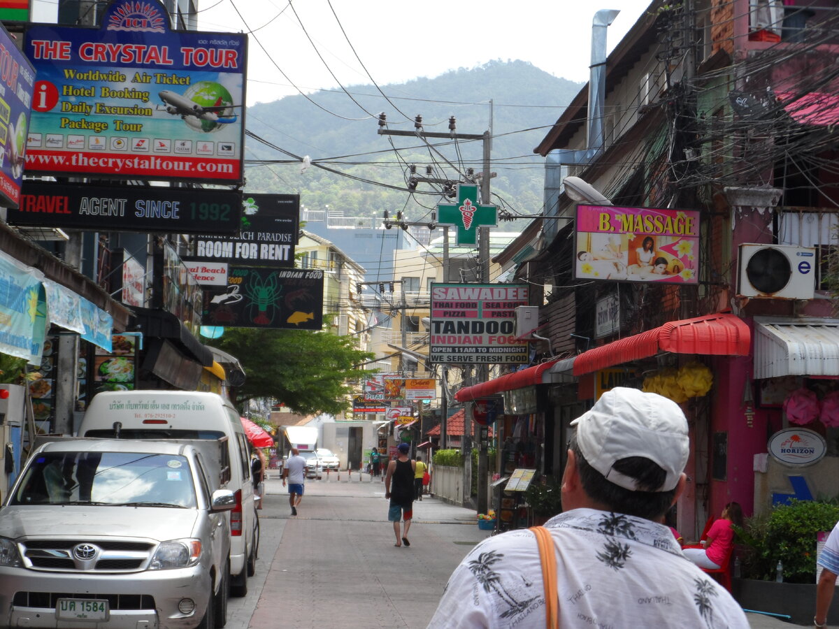 В центре острова - зеленые горы