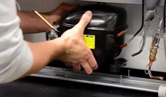 Современные холодильники – это достаточно надежная техника, но все же и ей иногда требуется ремонт. Многие владельцы задаются вопросом, почему сильно греется компрессор? Особенно этот вопрос стоит жестко в летнее время, когда мотор просто не справляется с нагрузкой, как тепловой так и электрической. Но все же,  чаще это происходит ввиду нарушения правил эксплуатации. 
 Большинство современных моделей, оснащены функцией ускоренной заморозки,  ее используют для быстрого замораживания  хранящихся продуктов. Такой режим предусматривает непрерывную работу мотора – компрессора, однако, мало холодильников имеют его автоматическое отключение. Постоянная работа в режиме superfreezer приводит к его перегреву и преждевременному износу и поломке. Поэтому необходимо внимательнее относиться к технике и не забывать переключать прибор в нормальный температурный режим, после того, как продукты заморозились полностью.