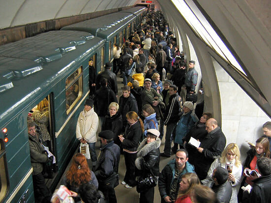 Можно метро выйдя. Вагон метро. Много народу в метро. Много людей в метро. Переполненный вагон метро.