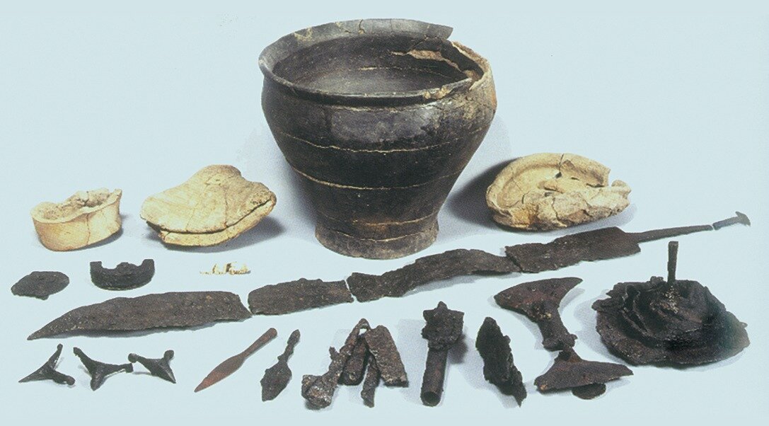 Пшеворская культура. Инвентарь погребения воина-всадника нач. 3 в. в Цебловице-Дуже (по М. Зюлковскому).  Фото https://bigenc.ru