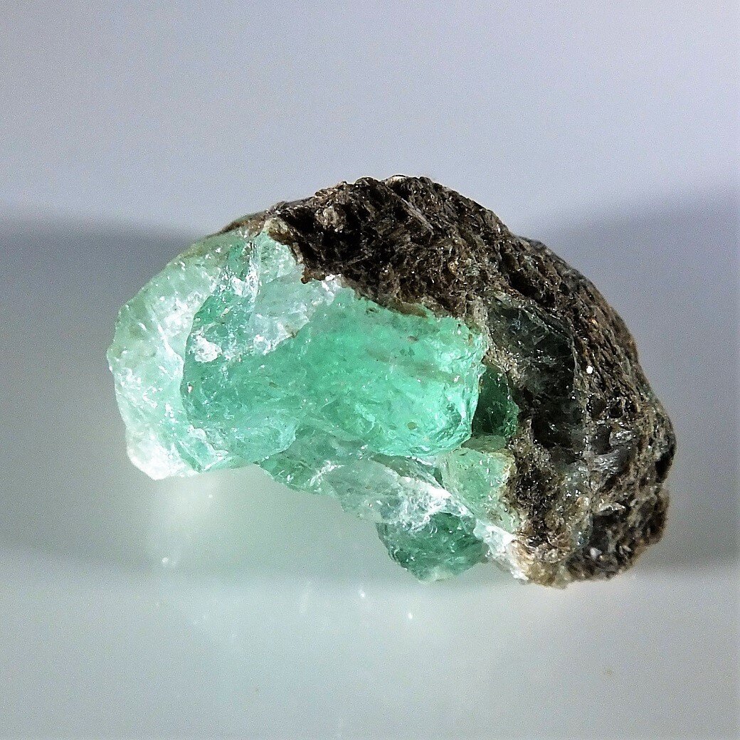 Берилл в слюдите - http://www.catalogmineralov.ru/pic/2017/17778/DSCF6923_2sch.jpg