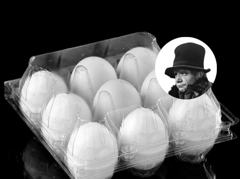 Девять яиц, приобретённые #АкакиемАкакиевичем в супермаркете за углом. Коллаж автора