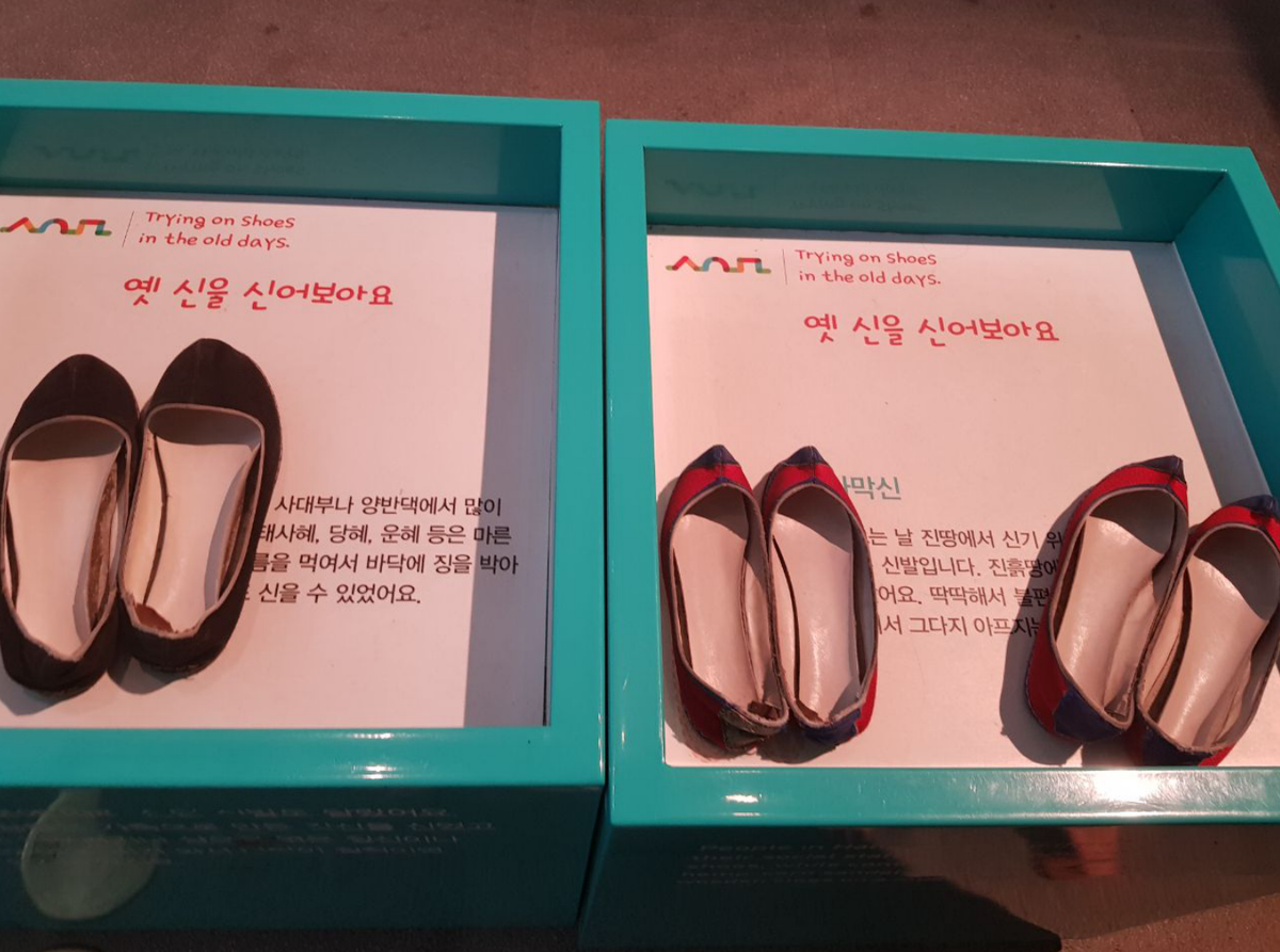 Еще тут можно примерить туфельку эпохи города Ханянг (старое название Сеула)
