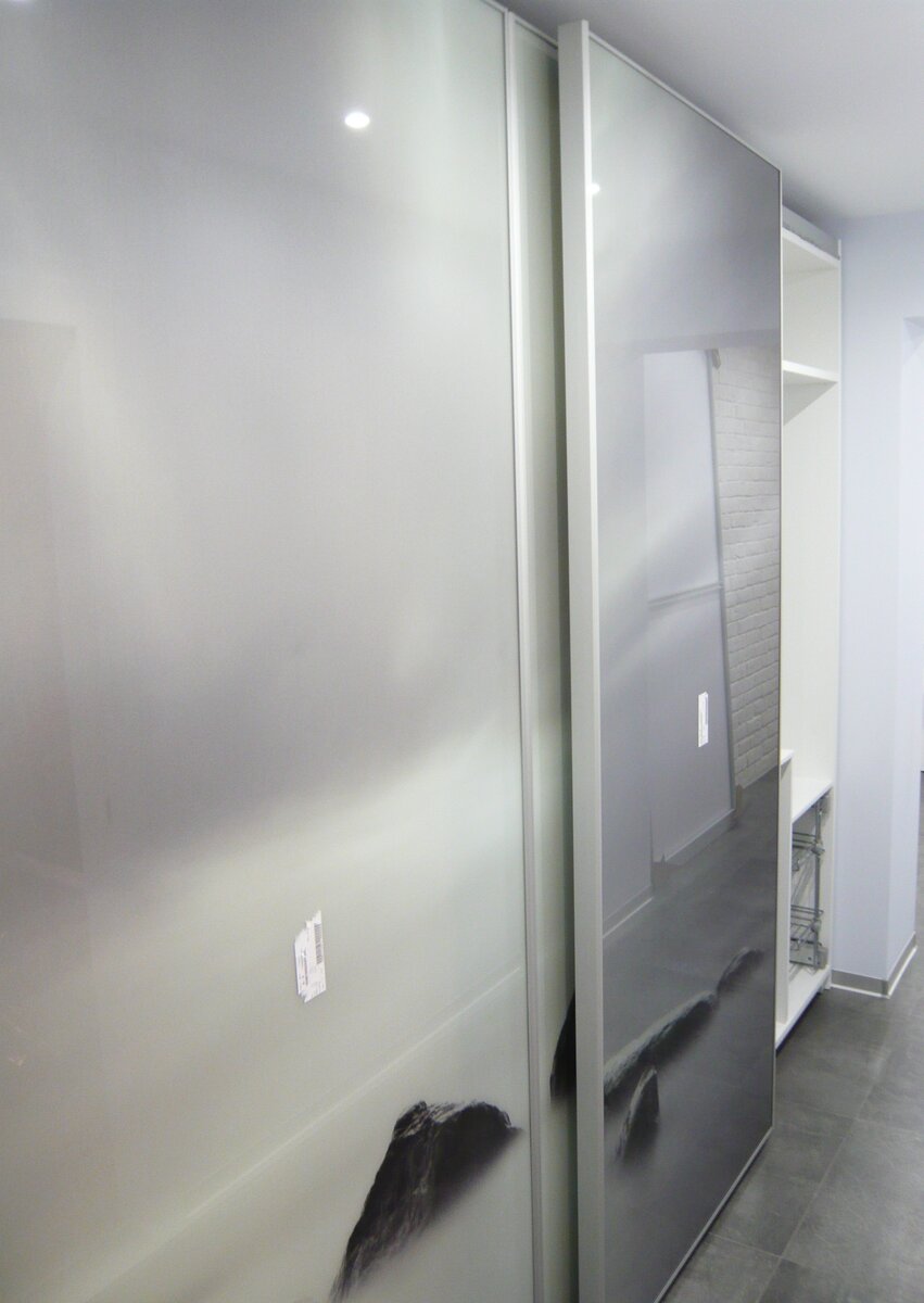 Как и в шкафах купе, навесные двери в компланарных шкафах движутся по отдельным направляющим. Ключевое различие в том, что в закрытом виде фасады в них находятся на одной линии (а не один позади другого, как в шкафах купе). При открытии компланарного шкафа, перед тем как мягко сместиться в сторону, дверь сначала выдвигается вперед. 